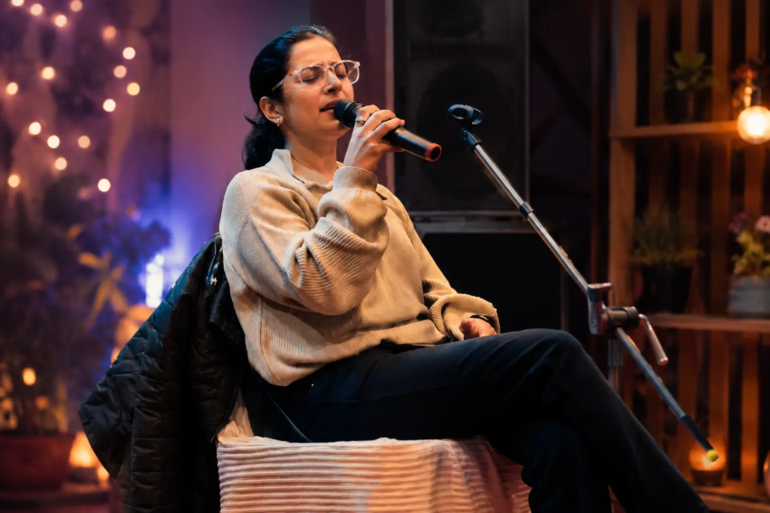 Female live singer performing with a live band at a wedding event in Shimla, creating a memorable musical experience for guests with acoustic and live vocals.